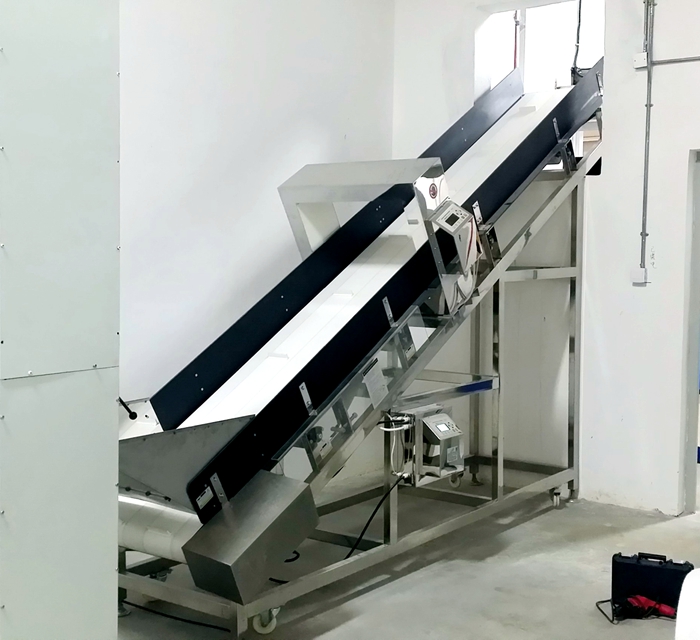 美資五百強企業(yè)某百惠破碎機前大型上料金屬檢測機使用案例