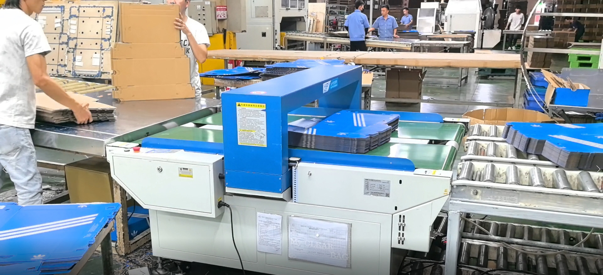 越南某紙業(yè)有限公司使用多臺連新牌寬幅檢針機 、寬幅紙品金屬檢測機