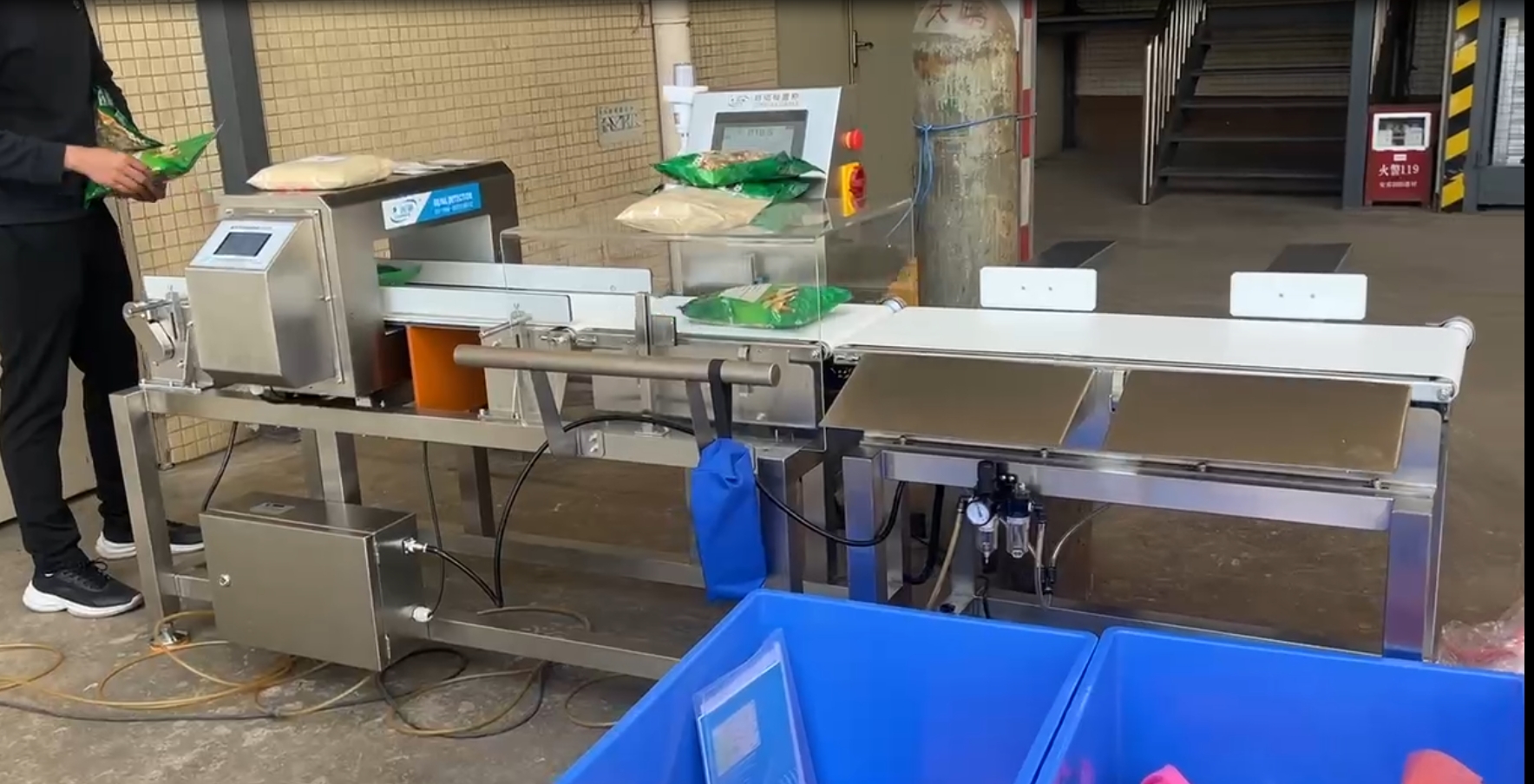 東莞市某藥材食品廠金檢稱重一體機使用現(xiàn)場