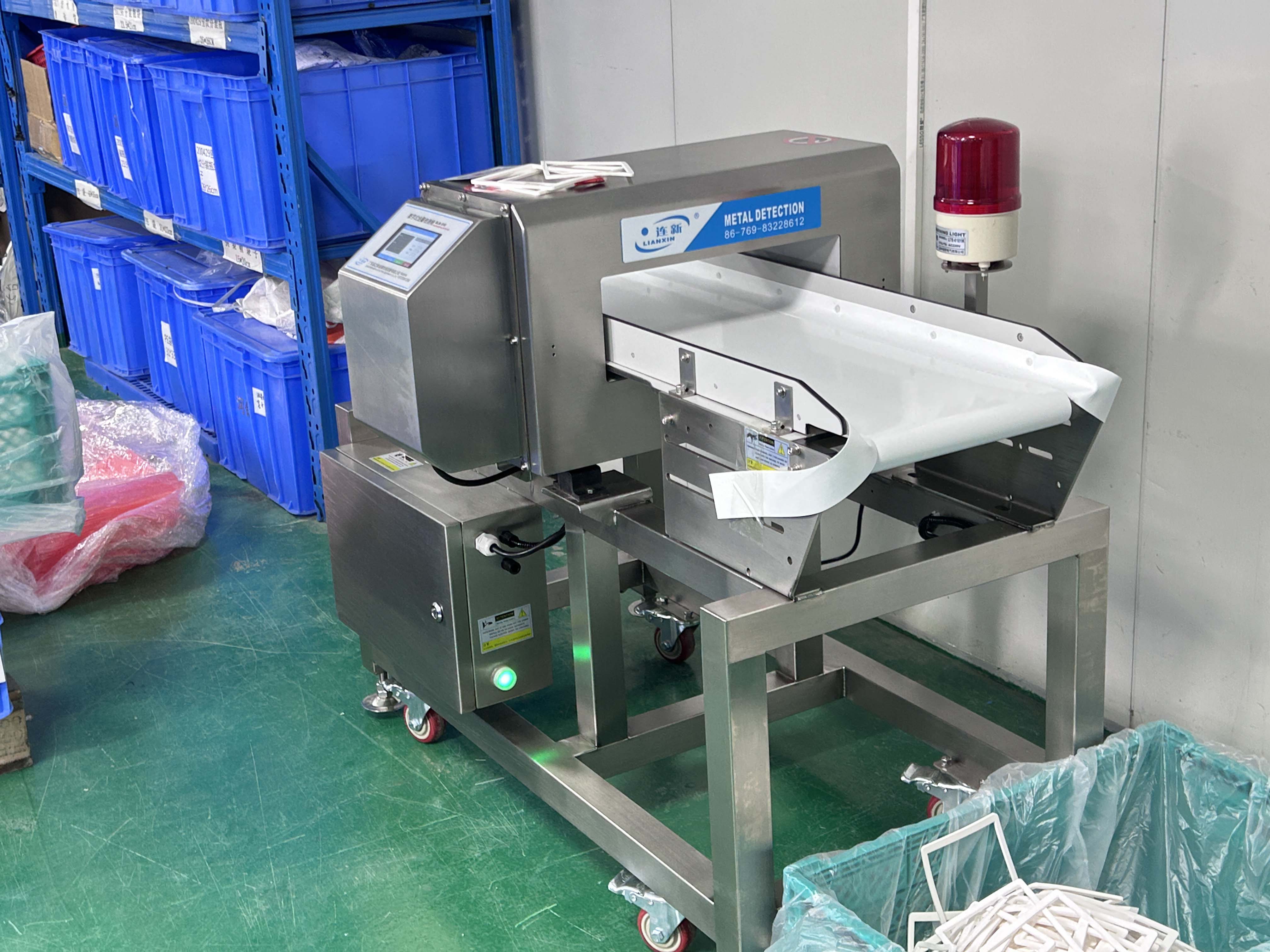 廣東某塑膠制品廠使用連新牌金屬檢測機現(xiàn)場
